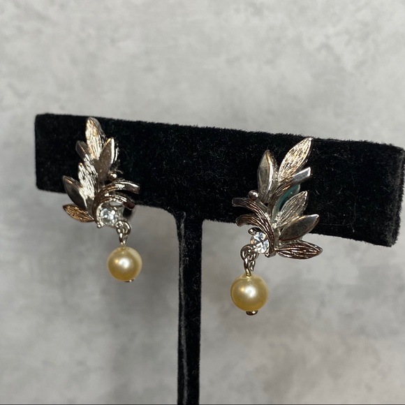 Vintage Avon Leafs w/ Hanging Pearl Clip Ons - Picture 2 of 7